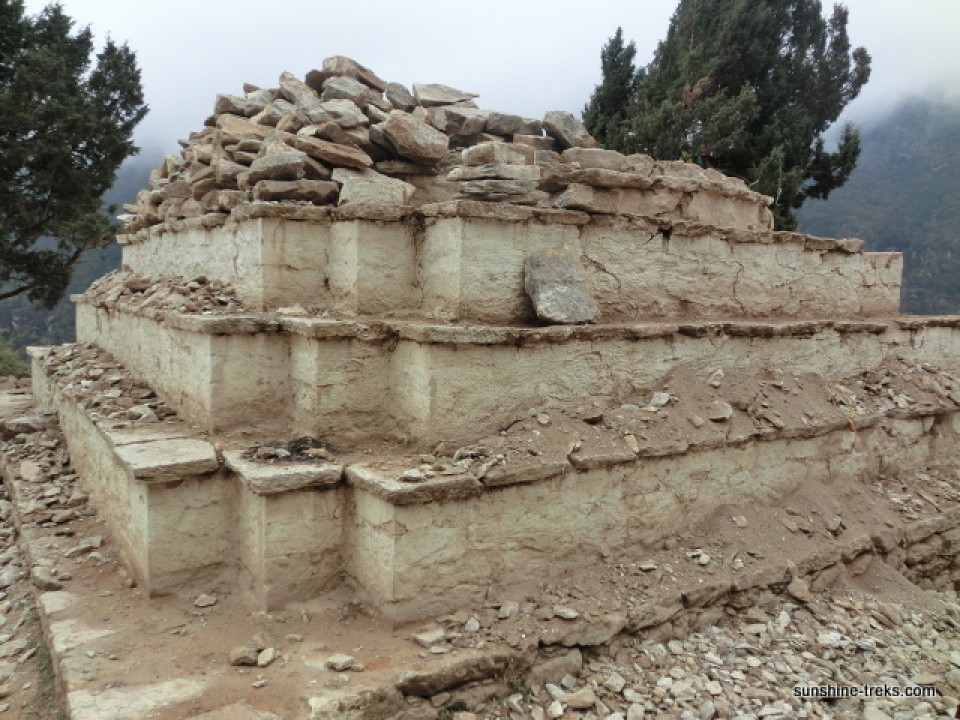 Wiederaufbau der Stupa in Furte