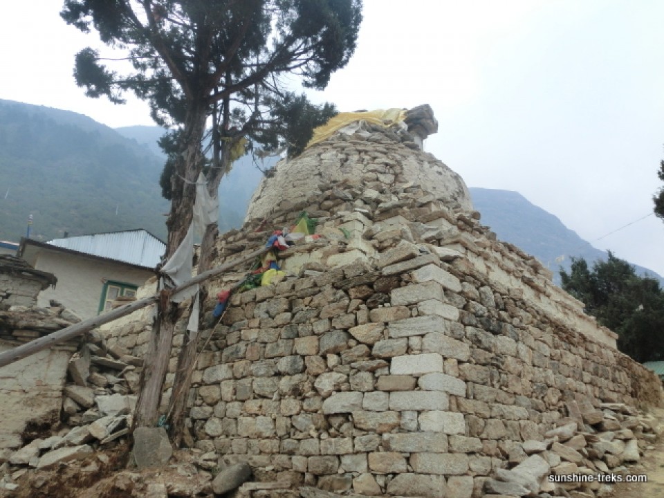 Wiederaufbau der Stupa in Furte