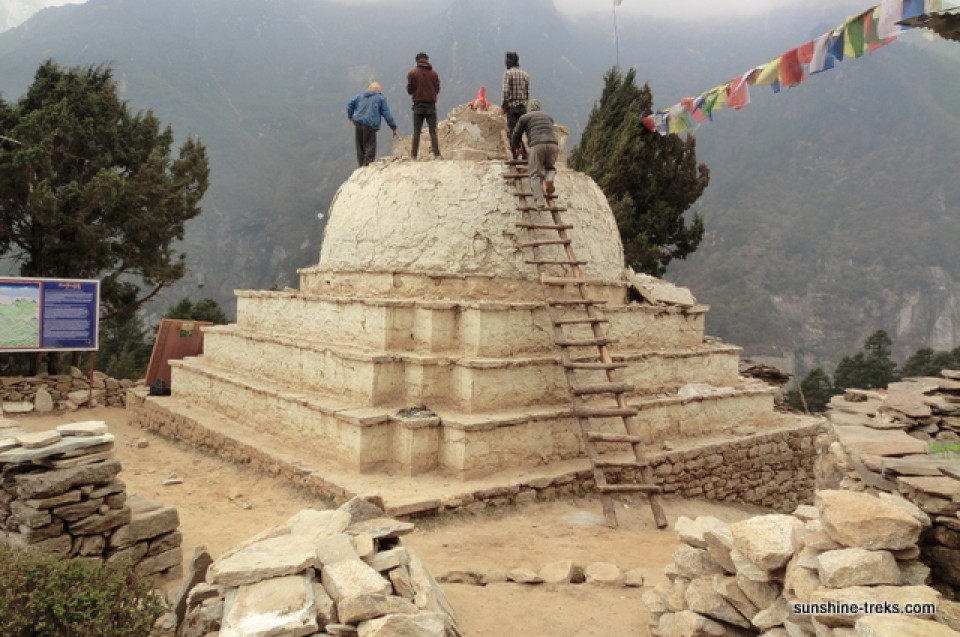 Wiederaufbau der Stupa in Furte