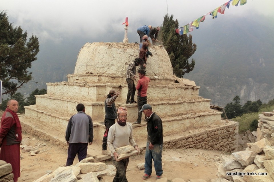 Wiederaufbau der Stupa in Furte