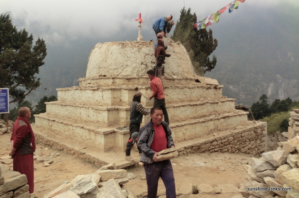 Wiederaufbau der Stupa in Furte