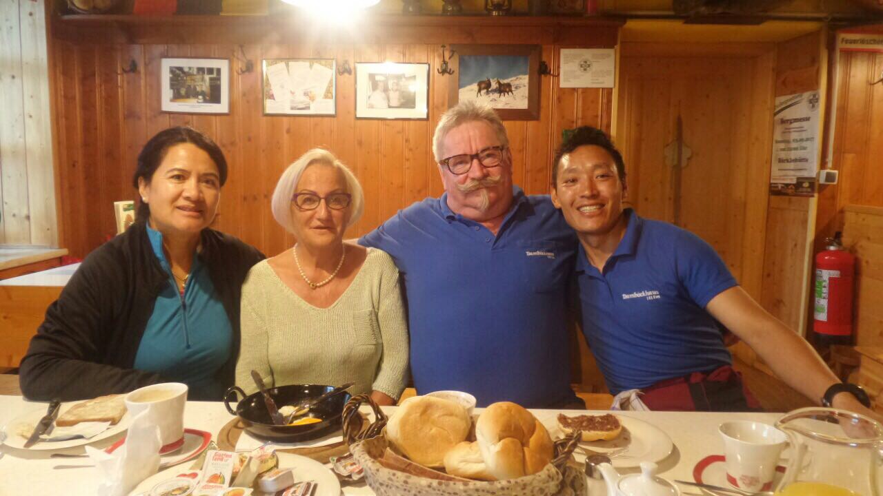 Maya, Gisi, Willi und Lakpa im Damböckhaus am Schneeberg