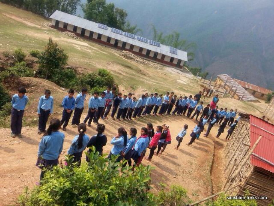 Unterstützung der Schulkinder durch Mingma